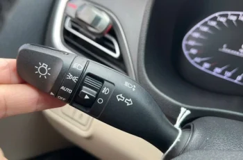 Sai lầm phổ biến của tài xế khi gạt đèn xi-nhan trong quá trình vượt ô tô