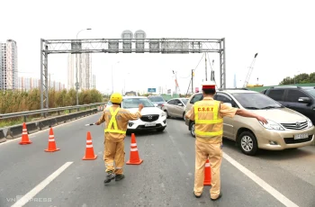 Dừng ôtô trên cao tốc không bật đèn khẩn cấp bị phạt 12-14 triệu đồng