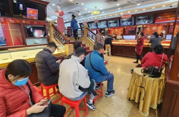 Giá vàng hôm nay mới nhất (28/11) bật tăng mạnh: Nhà vàng bán mạnh tay, người dân đổ xô đi mua Giá vàng hôm nay mới nhất (28/11) bật tăng mạnh: Nhà vàng bán mạnh tay, người dân đổ xô đi mua