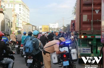 TP.HCM: Hàng trăm tài xế bị lập biên bản tại nút giao thông Sóng Thần TP.HCM: Hàng trăm tài xế bị lập biên bản tại nút giao thông Sóng Thần