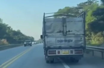 CSGT xử phạt xe tải bị nghi là ‘chim mồi’ trên cao tốc CSGT xử phạt xe tải bị nghi là ‘chim mồi’ trên cao tốc