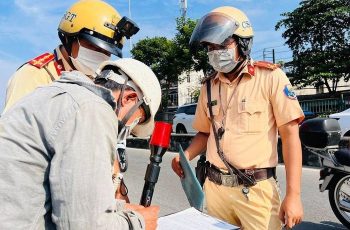 Chú ý: Ô tô mắc lỗi này khi chuyển hướng có thể bị phạt cao nhất tới 22 triệu đồng Chú ý: Ô tô mắc lỗi này khi chuyển hướng có thể bị phạt cao nhất tới 22 triệu đồng