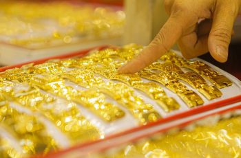 Giá vàng thế giới lao dốc không phanh, ‘bốc hơi’ hàng trăm USD/ounce Giá vàng thế giới lao dốc không phanh, ‘bốc hơi’ hàng trăm USD/ounce