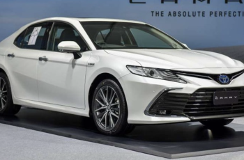 Toyota đồng loạt hạ giá xe hybrid tại Việt Nam: Camry, Corolla Cross, Yaris Cross ‘chạm đáy’ Toyota đồng loạt hạ giá xe hybrid tại Việt Nam: Camry, Corolla Cross, Yaris Cross ‘chạm đáy’